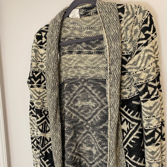 •2/$30• Hippie Rose Black, Gray, & Off-White Boho Aztec Pattern Cardigan - Picture 2 of 3
